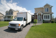 Camion de déménagement à la porte d'une résidence à Laval