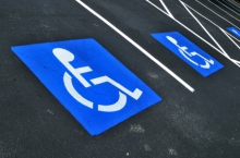 Peinture de lignes de stationnement - places pour handicapés