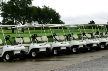 Voiturettes de golf cart enlignées